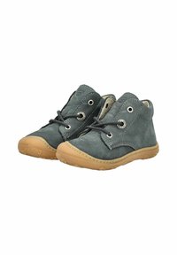 Bottes chelsea en suédine grise avec semelles en caoutchouc marron clair, dotées d' œillets ronds, de lacets noirs et de détails de couture visibles.