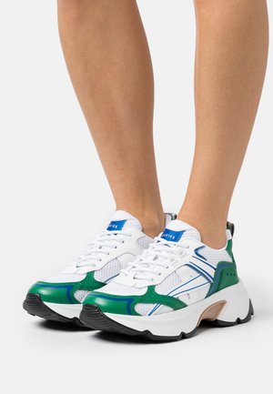 Witte sneakers met groene en blauwe accenten, bovenwerk van mesh, dikke witte zool en zwarte details. Voorzien van veters en een gestructureerde hieltab.