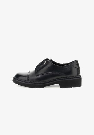 Pantofi negri din piele, cu slip-on, cu vârf rotund, cusături decorative și talpă din cauciuc. Prezintă un accent lateral subtil și o textură netedă.