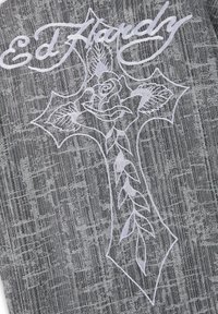 Ed Hardy weiße bestickte Rose und Blätter auf Kreuz-Design mit stilisiertem "Ed Hardy" Schriftzug auf grauem strukturiertem Stoff.