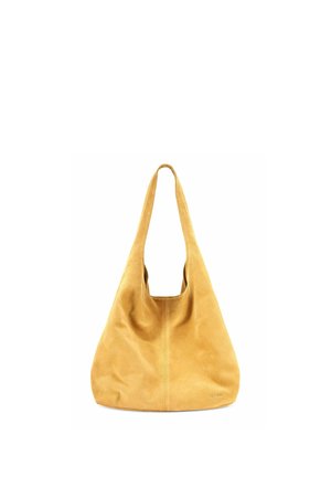 Miękka torebka na ramię z jasnobrązowego zamszu z szerokim paskiem i swobodnym, trójkątnym kształtem, z subtelnym logo marki blisko dolnej krawędzi.