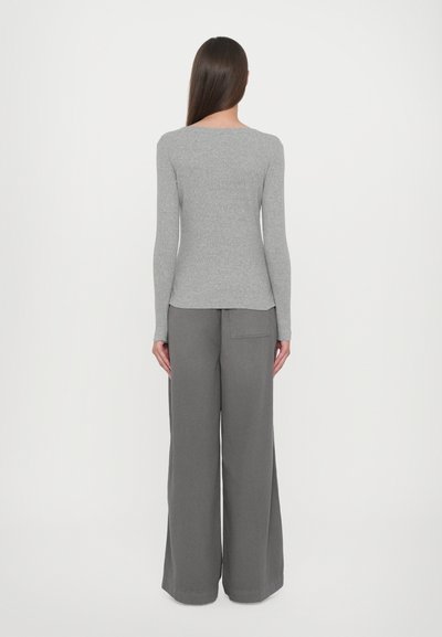 CLOSED FLAT LOCK LONG SLEEVE - Pikkade varrukatega topp - light grey
