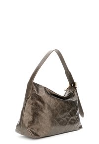 Borsa a spalla in pelle marrone con motivo a rombi trapuntato e dettagli in oro sulla cerniera, forma leggermente slouchata su sfondo bianco.