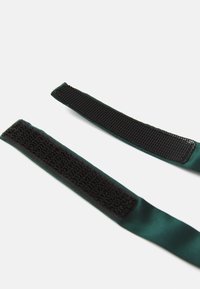 Curele satin verzi cu secțiuni din velcro negru, având o textură netedă și un design plat, alungit. Potrivite pentru fixare sau asigurare.