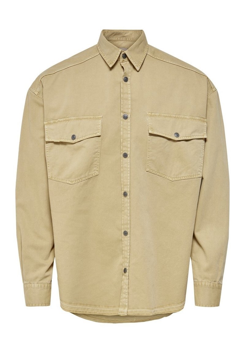 Camicia beige a maniche lunghe con bottoni, due tasche frontali con pattina, chiusura con bottoni e colletto classico.