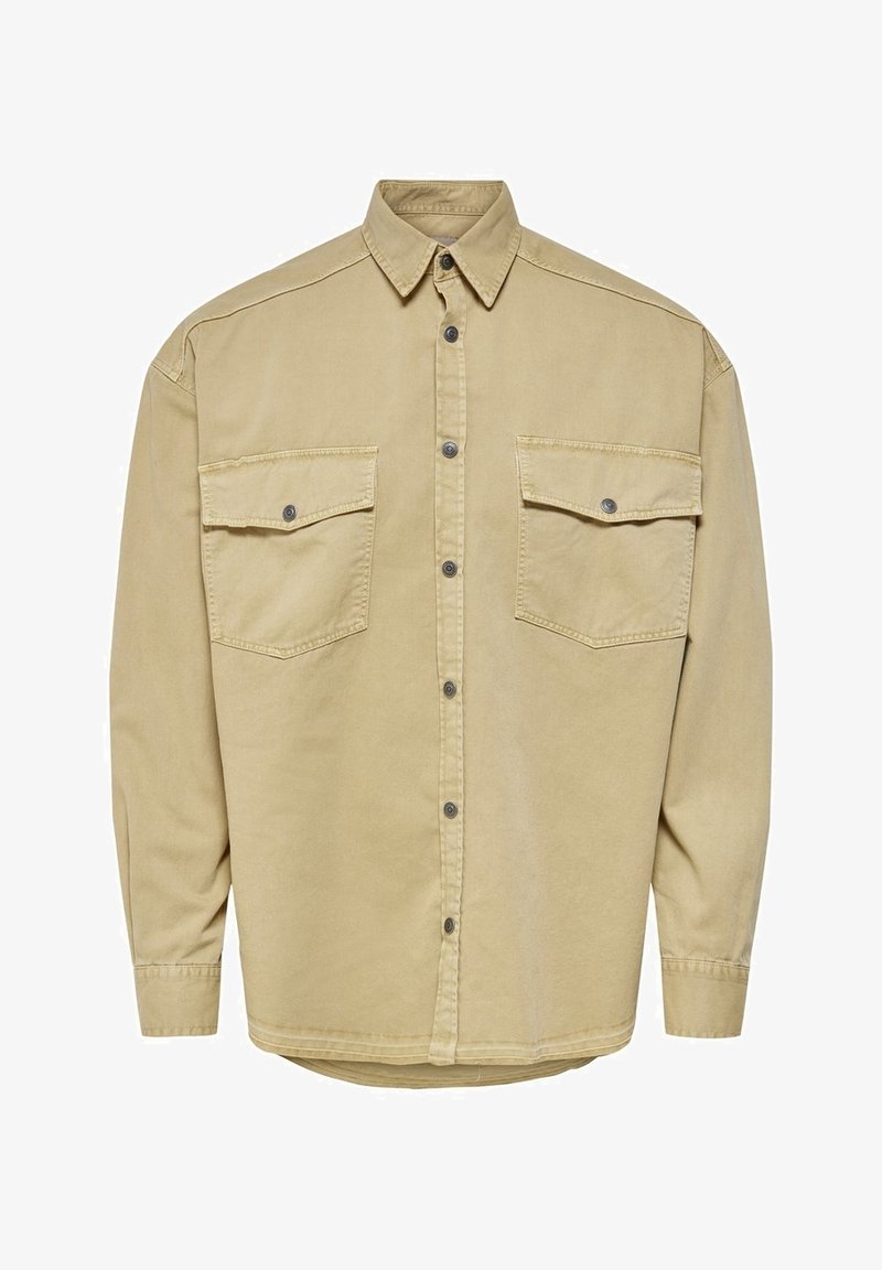 Camicia beige a maniche lunghe con bottoni, due tasche frontali con pattina, chiusura con bottoni e colletto classico.