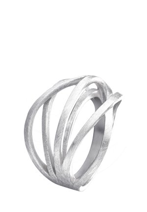 Bague en argent avec un design ouvert présentant plusieurs bandes courbes qui se croisent, créant une structure moderne et aérienne.