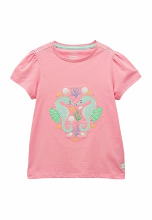 Rožinė trumpomis rankovėmis mažučio marškinėliai su dviem mėtų žaliomis jūržirklėmis ir spalvingais kriauklėmis, jūros žvaigždėmis bei koralais išsiuvinėtais priekyje.