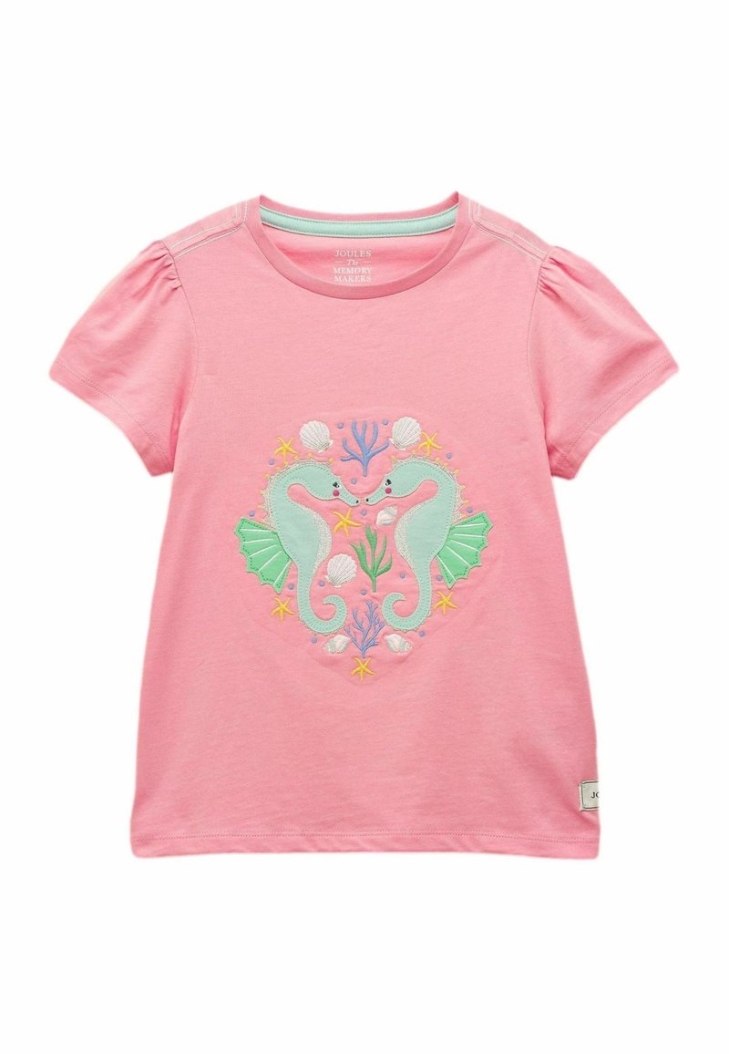 Chemise rose à manches courtes pour tout-petit avec deux hippocampes vert menthe et des coquillages colorés, des étoiles de mer et des coraux brodés sur le devant.