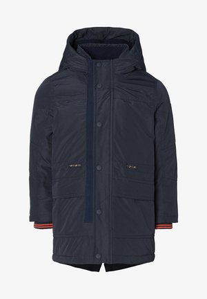 Granatowa ocieplana kurtka z kapturem, z zamkiem błyskawicznym i zapięciem na guziki, przednimi kieszeniami oraz paskami na mankietach.