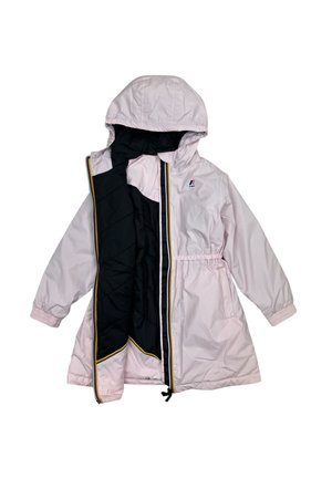 Impermeabile rosa chiaro con cappuccio, fodera interna nera trapuntata, cerniera frontale, polsini elastici, coulisse in vita e piccolo logo sul petto.