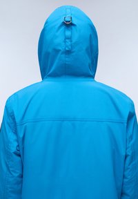 Giacca blu resistente all'acqua con cappuccio, dotata di un cordino regolabile al collo e cuciture piatte per una finitura liscia.