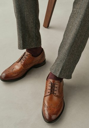 Next, REGULAR FIT - WINGCAP BROGUE SHOES - Elegantné šnurovačky - tan brown