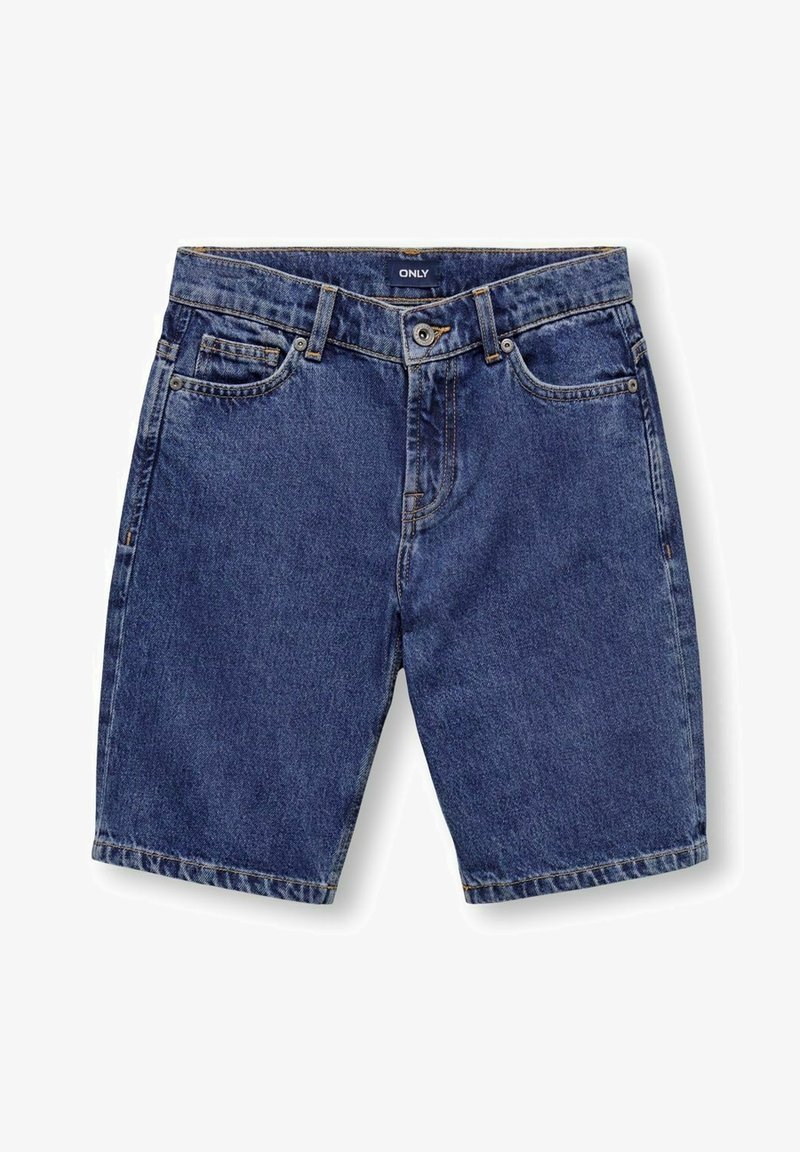 Pantalones cortos de mezclilla en azul medio con corte recto en la pierna, que cuentan con bolsillos delanteros, presillas para cinturón y cierre frontal con botón.