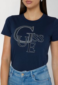 Guess STUDDED - T-shirt con stampa - blau