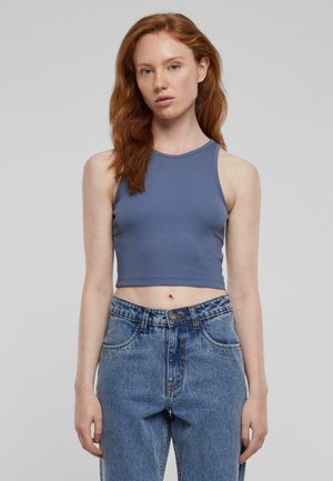 Cropped, sleeveless top in blue ribbed fabric, paired with high-waisted, light blue denim jeans featuring a button closure and pockets.