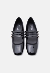 Μαύρα παπούτσια από δερματίνη με κομψό, τετράγωνο μπροστινό μέρος, που διαθέτουν τρεις διακοσμητικές λουρίδες και υφασμάτινη επένδυση κατά μήκος του ανοίγματος.