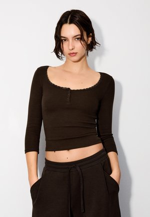 Bershka, LONG-SLEEVE V-NECK SHIRT WITH LACE DETAIL AND BUTTONS - T-shirt à manches longues - dark brown