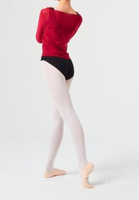Rode lange mouwen mesh top, zwarte dansshorts, witte maillots en roze ballet schoenen. Slanke silhouet met een minimaal ontwerp en soepele texturen.