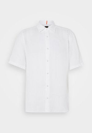 Valge lühikeste varrukatega lina särk, millel on sirge lõige. Särgil on nööbiga esiosa, klassikaline krae ja delikaatsed õmbluse detailid.