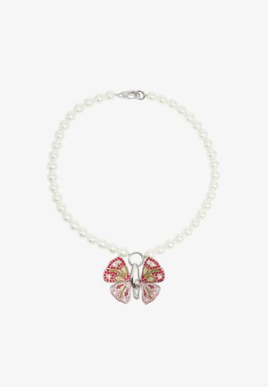 Collar de perlas con un colgante central en forma de mariposa adornado con cristales rojos y rosas, acentos dorados y un cierre de plata.