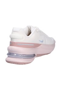 Scarpe Nike Air Max in bianco e rosa chiaro, con una tomaia testurizzata, ammortizzazione ad aria traslucida nella suola e accenti di branding minimi.