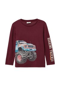 Burgunderfarbendes Langarm-T-Shirt mit einem blauen und orangefarbenen Monstertruck-Graphic und dem Text "Roaring Trucks" auf dem linken Ärmel.