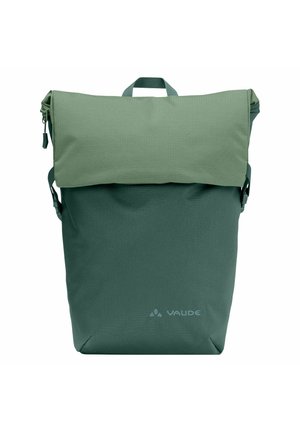 Mochila de dos tonos verdes con tapa enrollable, asa superior, hebillas laterales y logo VAUDE en el frente.