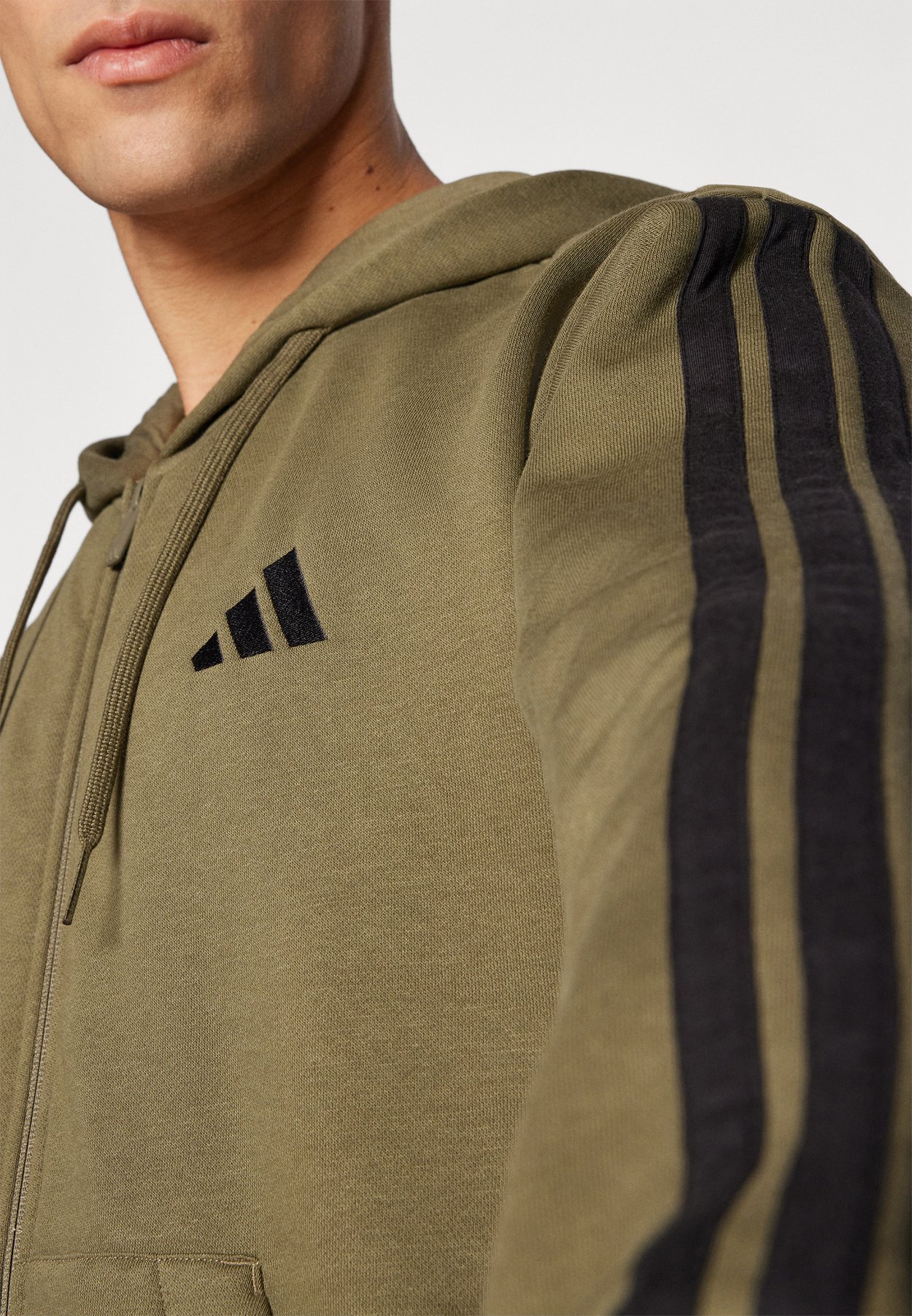 ESSENTIALS THREE STRIPES FLEECE