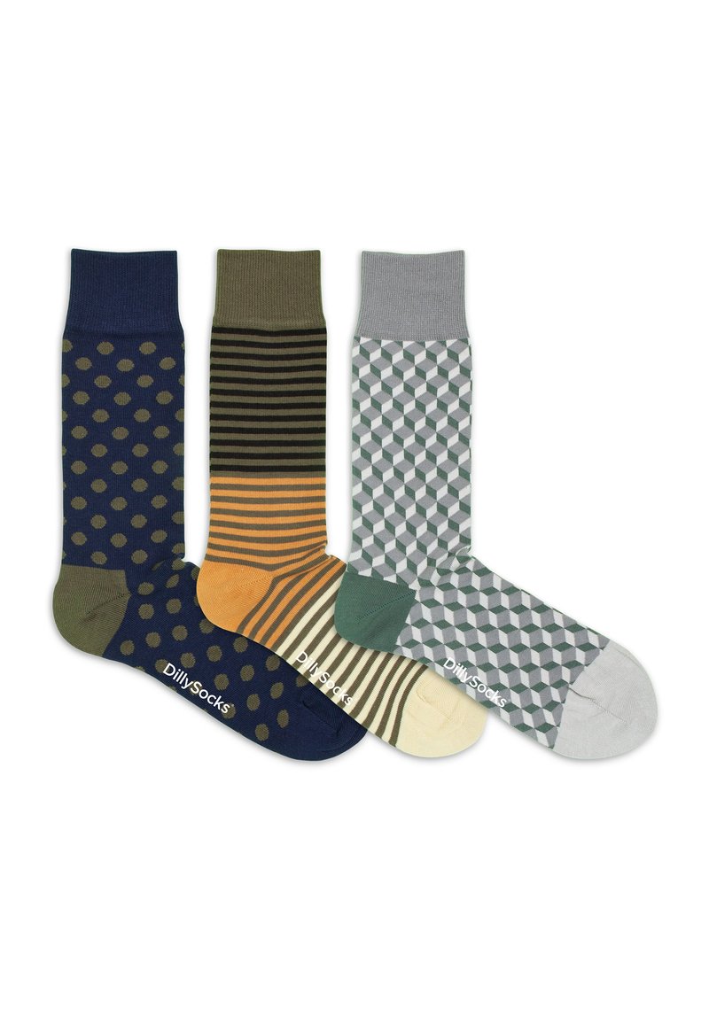 Drei Paar Socken: marineblau mit Punkten, oliv- und orangegestreift, grau mit geometrischem Muster. Baumwollmischung, gerippte Bündchen, DillySocks-Branding.