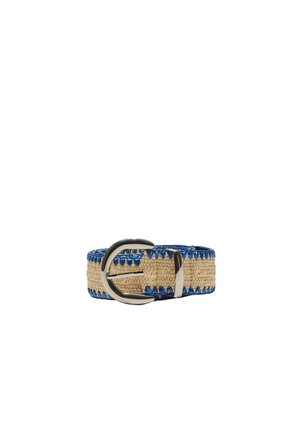 Hellbrauner gewebter Stoffgürtel mit blau abgesteppten Kanten und einer silbernen, abgerundeten Metallschnalle, zusammengerollt auf weißem Hintergrund.