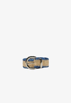 Cintura in tessuto intrecciato color sabbia con bordi cuciti blu e fibbia in metallo argentato arrotondata, arrotolata su sfondo bianco.