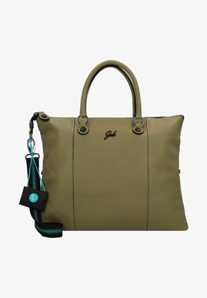 Sac fourre-tout en cuir vert olive avec une surface texturée, deux poignées et une bandoulière amovible ; présente des accents noirs contrastants et un logo.