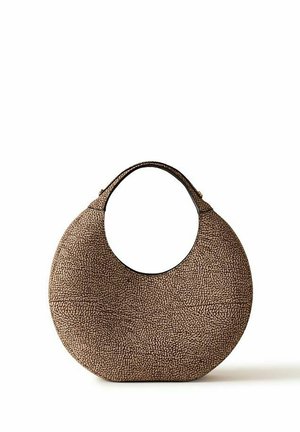 Sac à main rond, en forme de croissant, marron, avec un motif texturé en galets et une seule anse courbée sur fond blanc.