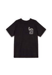 Camiseta negra de manga corta hecha de algodón. Presenta un diseño gráfico blanco en el área del pecho izquierdo que representa una criatura estilizada.