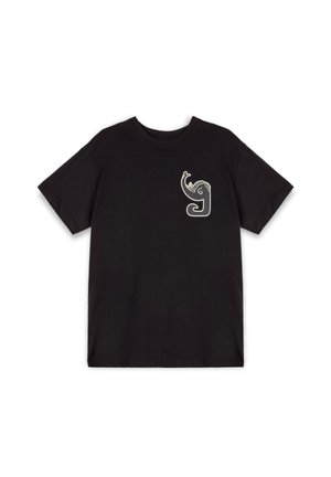 Camiseta negra de manga corta hecha de algodón. Presenta un diseño gráfico blanco en el área del pecho izquierdo que representa una criatura estilizada.