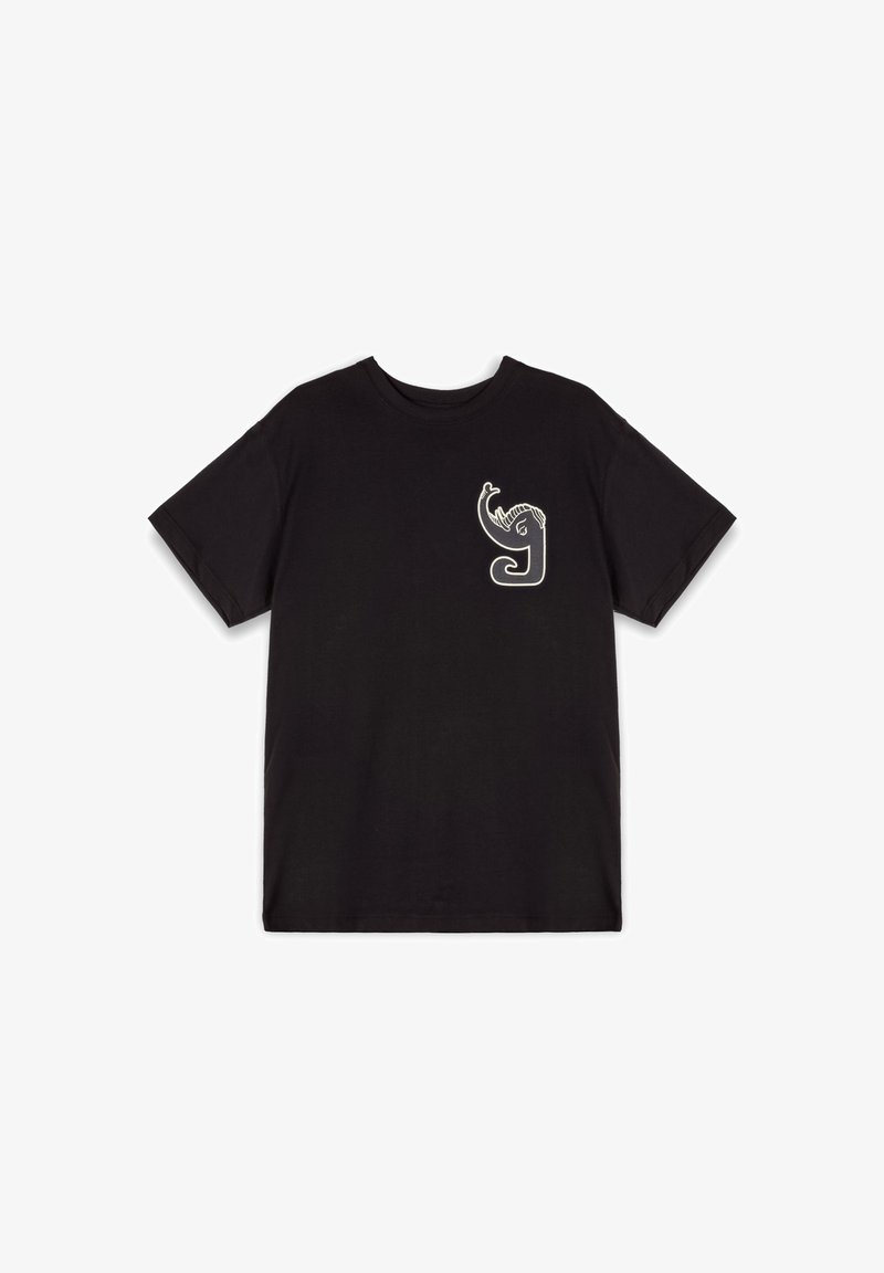 Camiseta negra de manga corta hecha de algodón. Presenta un diseño gráfico blanco en el área del pecho izquierdo que representa una criatura estilizada.