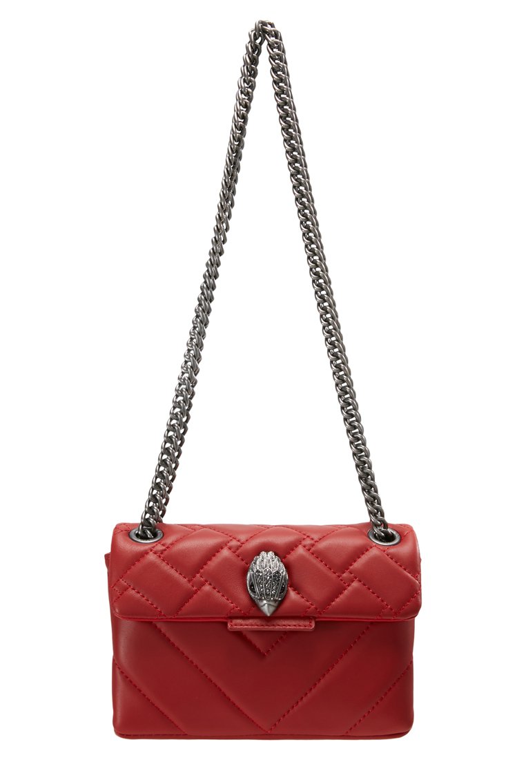 Czerwona pikowana skórzana torebka z srebrnym łańcuszkiem, posiadająca ozdobny srebrny zamek i prostokątny kształt. Gładka faktura i elegancki design.