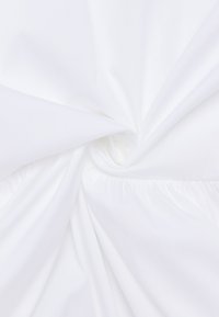 Tessuto bianco con una superficie liscia, caratterizzato da pieghe drappeggianti e una leggera lucentezza, raccolto in una formazione a spirale.