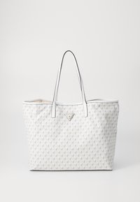Sac fourre-tout blanc avec motif à carreaux, fines doubles poignées, et un logo triangulaire Guess au centre avant.