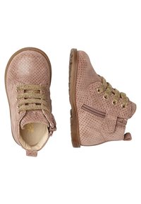 Růžové perforované boty s zlatými šňůrkami a akcenty. Obsahují boční zip a texturovanou gumovou podrážku. Měkké vnitřní podšívky.