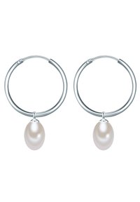 Pendientes de aro de plata con una sola perla blanca colgante en cada uno. Los aros son lisos y de forma circular, reflejando la luz.