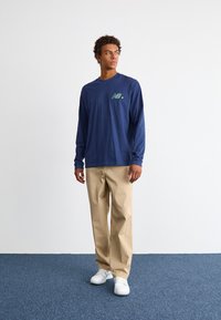 New Balance COURT LONG SLEEVE - Hosszú ujjú felső - navy