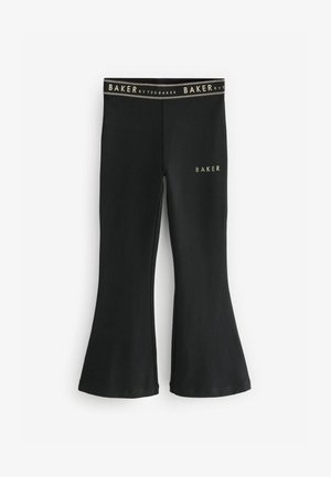 Schwarze, ausgestellte Leggings mit weichem Material und einem breiten Bund, auf dem "BAKER" in goldener Schrift steht. Schlichtes Design ohne Muster.