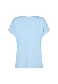 Camisa casual de manga corta color azul claro con cuello redondo, vista desde la parte de atrás sobre un fondo blanco.