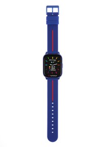Blauwe siliconen smartwatch met een vierkante zwarte wijzerplaat, kleurrijke uurmarkeringen en een rode streep. Beschikt over een stevige gesp en een verstelbare band.
