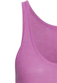 Lichtroze gebreide tanktop met een ronde halslijn en brede schouderbanden, die een gestructureerd oppervlak met een zachte uitstraling biedt.