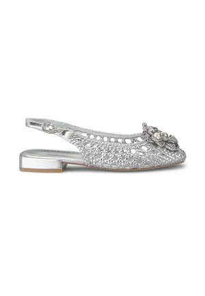 Chaussure plate argentée tissée à bride arrière avec un design en tissage ouvert et des ornements floraux décoratifs sur l'orteil.