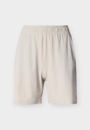 Smėlio spalvos šortai su elastine liemeniu, laisvo kirpimo, iki kelių ilgio, eksponuoti ant balto fono.