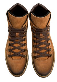 Brązowe zamszowe botki typu high-top z brązowymi sznurowadłami, okrągłym noskiem i gumowymi podeszwami; wnętrze wyłożone ciemną tkaniną dla komfortu.